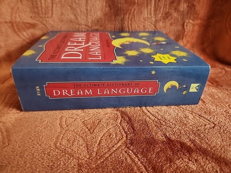 Review sách “The Ultimate Dictionary of Dream Language” của Briceida Ryan